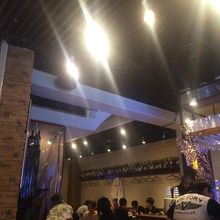 おしゃれな店内はぎっしり。