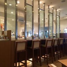 カウンターの席もあります。