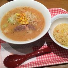 味噌ラーメンと半炒飯セット。