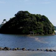 海にのびる参道　神聖さが伝わってくる