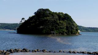 海にのびる参道　神聖さが伝わってくる