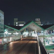 夜の浜大津駅。灰皿有