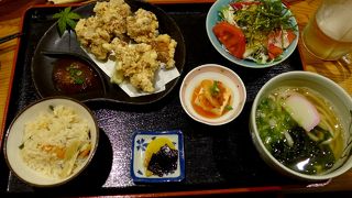 安くてボリュームたっぷり．はさみ温泉湯治楼の向かえにある．