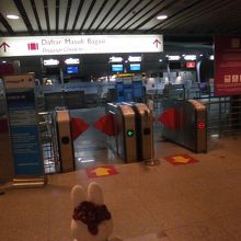 空港行きのチケットを改札口にかざしてから入ります。
