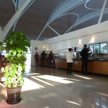 天井が高く、ラウンジ外の音がそのまま聞こえてきます。