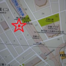 新富復興稲荷社は、京橋公園の傍の新富橋の東側交差点にあります