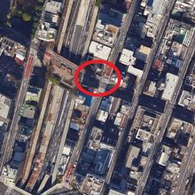 新富復興稲荷社は、高速道路に架かっている新富橋の東側です。