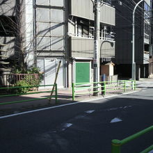 新富橋の五重の石塔の右側に、黄色の新富復興稲荷社が見えます。