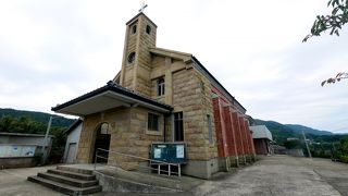 島の丘の上にある素晴らしい教会　その信仰心に頭が下がる