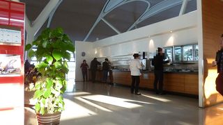 ラウンジなのに、あまり落ち着けないです。