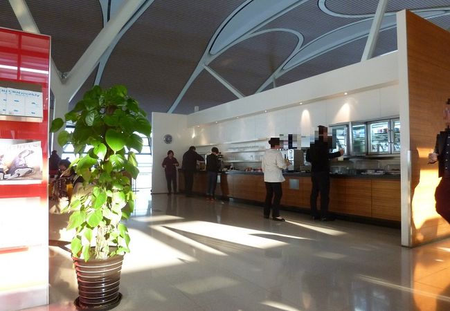 ラウンジなのに、あまり落ち着けないです。