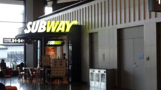 他のフードコートと離れています。