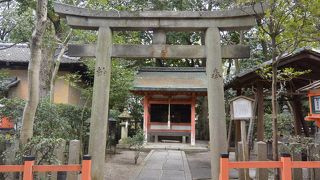 本堂の北側に位置する末社