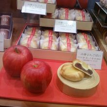りんごの和菓子もありました。