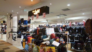 メンズ向けの雑貨ショップ。特に鞄が豊富です。