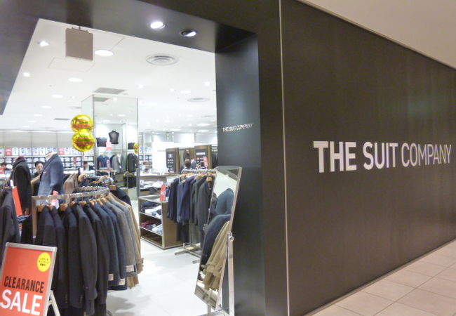 スーツ以外にもシャツやネクタイも手ごろなお値段です。