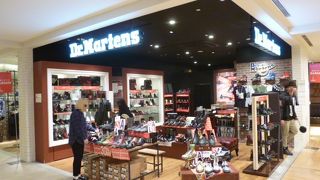 最近はデザインのバリエーションも増え、靴以外の雑貨も扱っています。