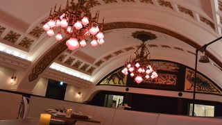 伊東忠太デザインの天井を活用したレストラン