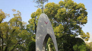 平和の鐘と平和の灯の中間