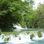 公園の維持に貢献されたオペラ歌手の名前がついた落差6ｍの滝