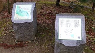 石に百人一首が刻まれて