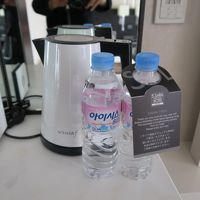 お水は毎日２本補充され、湯沸しポットも使いやすい。