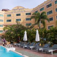 ビーチに近くプールもある大きなホテル