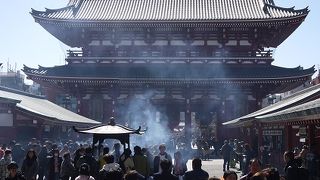 仁王尊像が置かれる山門