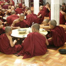 数百人の僧侶が一同で朝食。