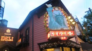 テイクアウトの定番ですが、ショーの前は凄く混みます。