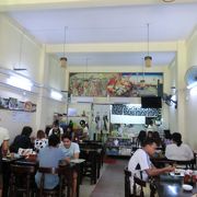 地元の家族やカップルで賑わうヤンゴンのローカル寿司店。