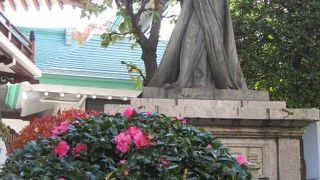 仙台藩4代藩主伊達綱村の生母の像があります