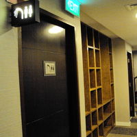 カウンターから客室へ向かうとまずトイレ＆シャワールーム。