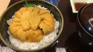 ウニ丼を食しました。コストパフォーマンスが・・・・