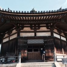 この淵に上がらないよう気を付けましょう。