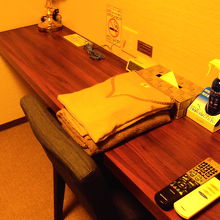 部屋によって机の広さには差があります。