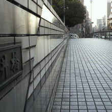 亀井橋の標識と道路の様子です。亀井橋の中央部分を見ています。