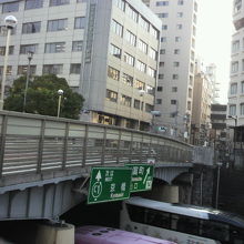 亀井橋の側面の様子です。橋の下部を高速道路が通っています。