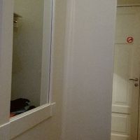 大学寮みたいな部屋で最低限のものがあるだけです。