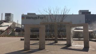 空を模した天井が印象的です