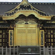 門のアップ。金ぴか。