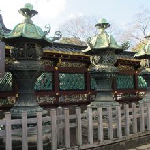 門の側の灯篭は豪華です。