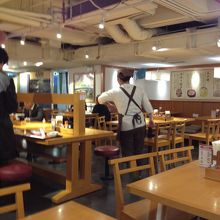 ランチのときはお客さんでいっぱいです