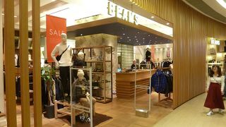 お洒落なファッションビルの中核となるセレクトショップです。