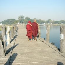 ウー ベイン橋を渡る僧侶