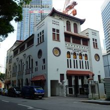 特異な設計の教会外観。2016年3月上旬の教会周辺は工事中。