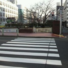 祝橋の東北側の様子です。祝橋公園の入口の一つが見えます。