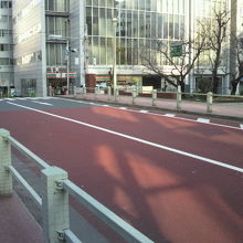 祝橋の様子です。銀座松屋通り方向を見ています。右側が公園です