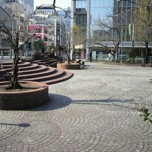 公園の祝橋側の様子です。階段状になった中央入口の様子です。