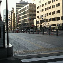 万年橋の橋柱の標識と道路の様子です。万年橋東側から見ています